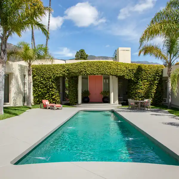 MID-CENTURY ELEGANCE MEETS A DELIGHTFUL PALM SPRINGS VIBE