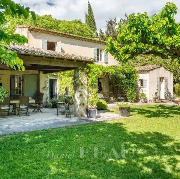 PEACEFUL RETREAT AT THE FOOT OF ALPILLES