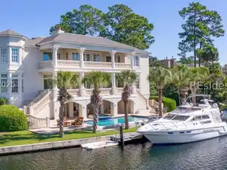 Stunning Harbourfront Living