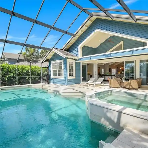 STYLISHLY RENOVATED GOLF COTTAGE