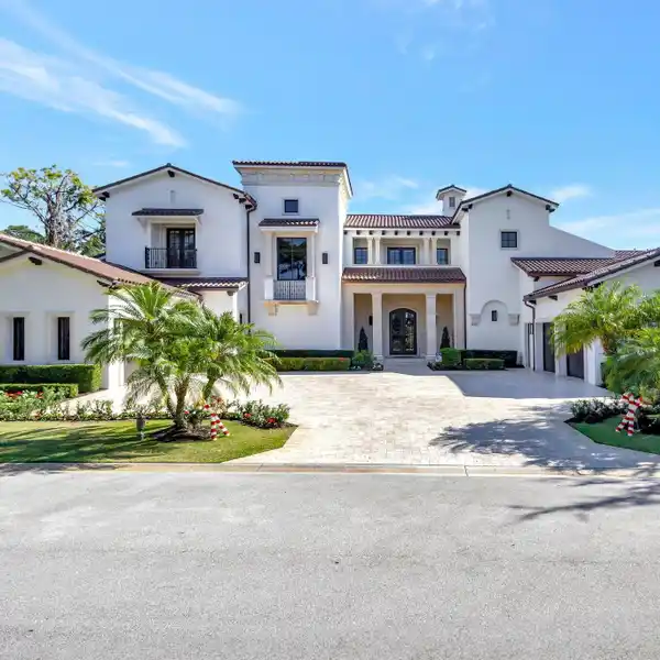 SPECTACULAR CUSTOM ESTATE IN THE EXCLUSIVE BEARS CLUB