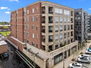 Stylish Penthouse with Chicago Skyline Views