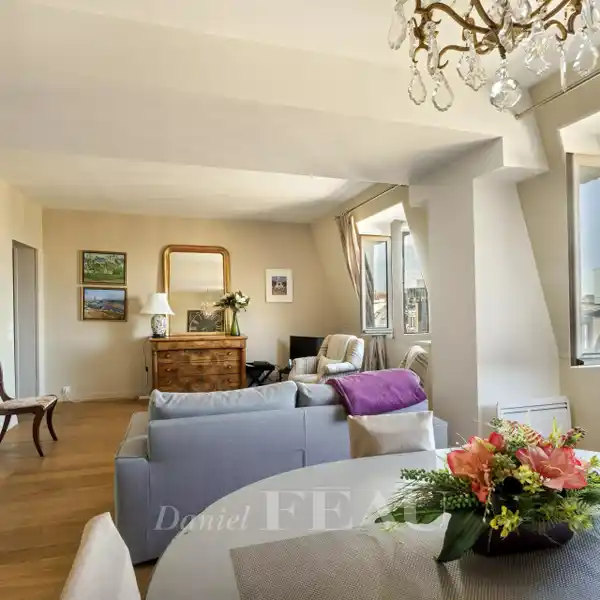 IMMACULATE TOP-FLOOR APARTMENT