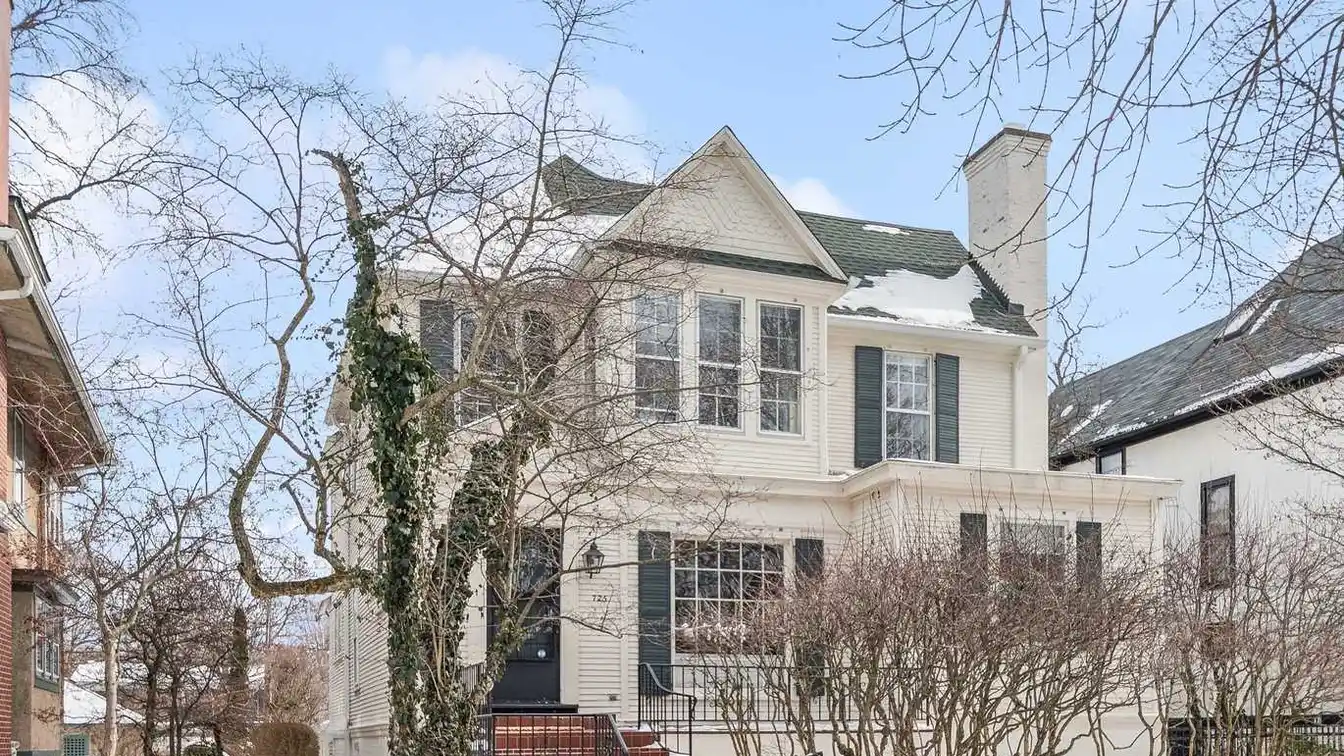 Amazing Victorian-era Home in the Lakeshore Historic District