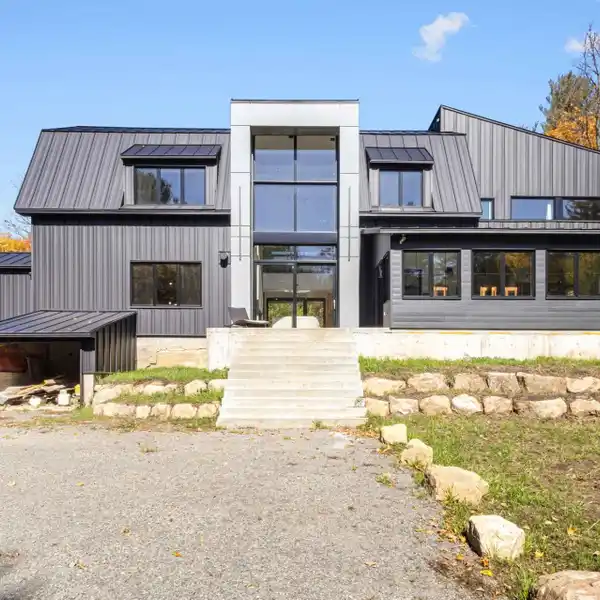 TRULY UNIQUE MODERN BARN CONVERSION