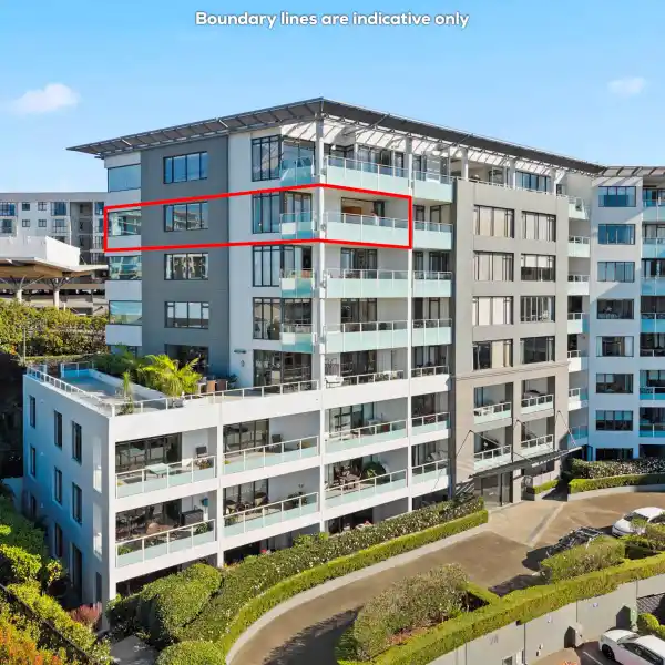 STYLISH SIXTH-FLOOR APARTMENT OFFERING GENEROUS PROPORTIONS