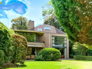Bright Elegant Villa in a Green Setting