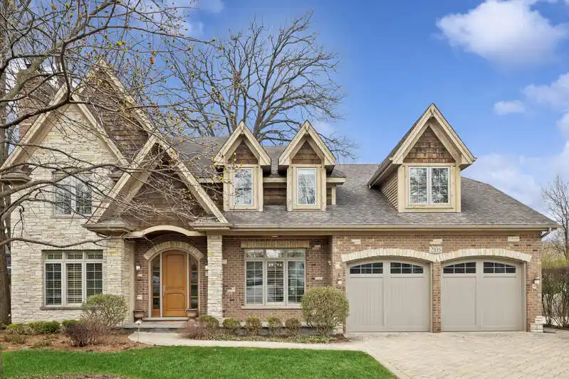 Experience Unparalleled Convenience in the Heart of Clarendon Hills