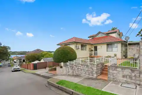 Beautifully Maintained Tri-level Home