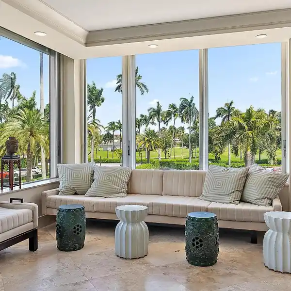 LOVELY CONDOMINIUM ON PALM BEACH ISLAND
