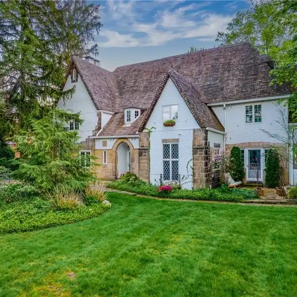 EXQUISITE ENGLISH MANOR