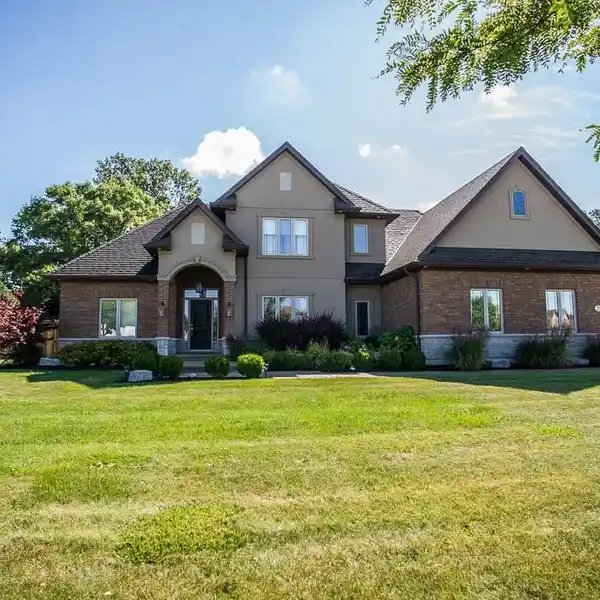 GORGEOUS HOME IN SOUGHT AFTER ROYAL HIGHLAND ESTATES