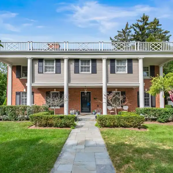 ELEGANT LIVING WITH PRIVATE BLUESTONE PATIO