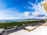 PENTHOUSE APARTMENT WITH PANORAMIC SEA VIEWS