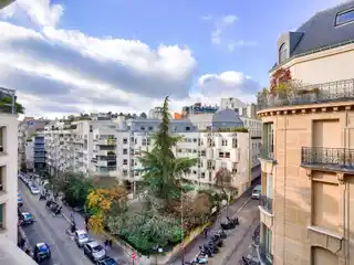 Bright Apartment in a Beautiful Building