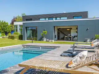 Contemporary Oasis Near Ocean and City