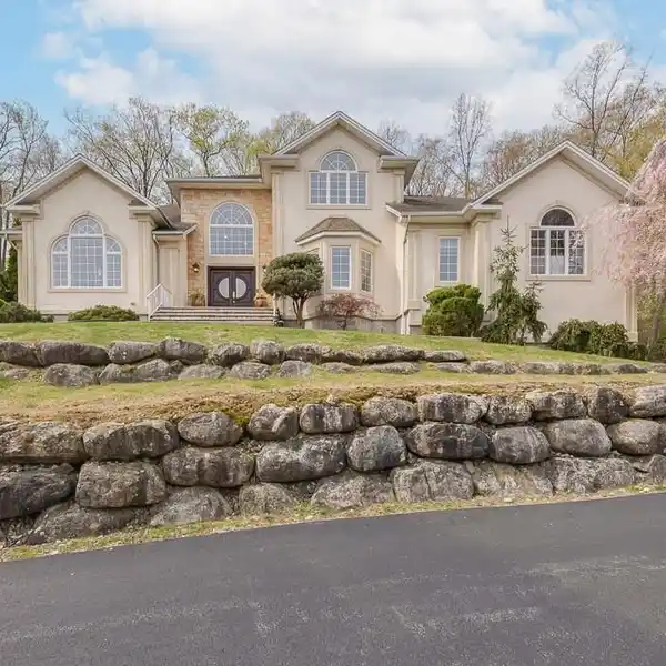 GORGEOUS HOME IN A CONVENIENT LOCATION
