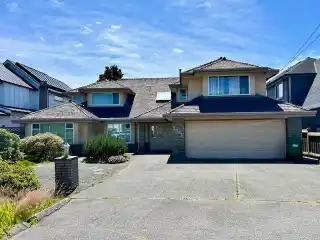 Oversized Home Steps from Garry Point Park