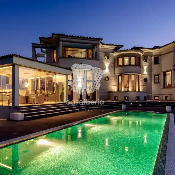 COMFORTABLE AND RELAXED ELEGANCE