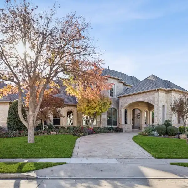 GRAND ESTATE SHOWCASING TIMELESS ARCHITECTURE AND PRIVACY