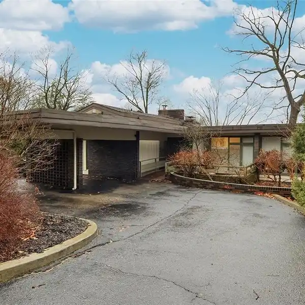 MID-CENTURY MODERN HOME IN A PRIVATE WOODED ENCLAVE