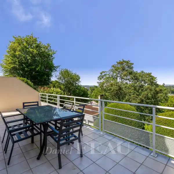 EXPANSIVE LIVING WITH STUNNING PARISIAN VISTAS