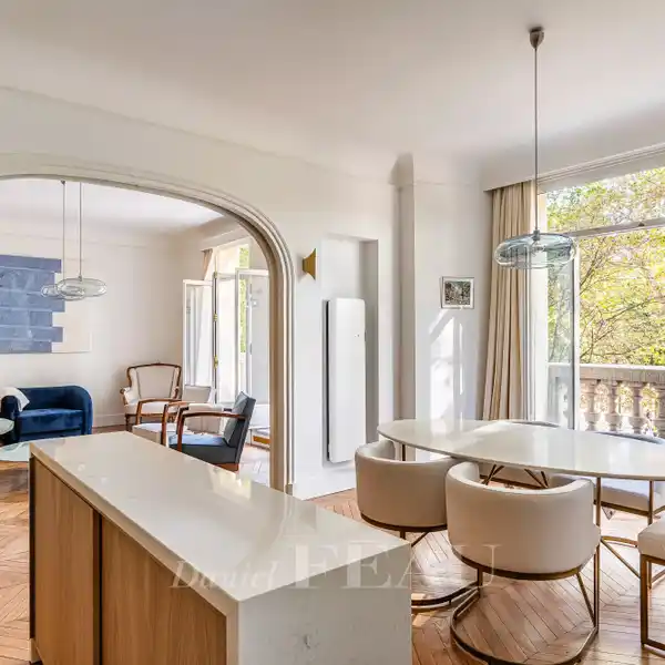 APARTMENT OVERLOOKING THE CHAMP-DE-MARS AND THE EIFFEL TOWER