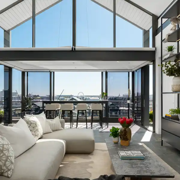 CLASSIC GRANDEUR AND MODERN COMFORT PENTHOUSE LIVING