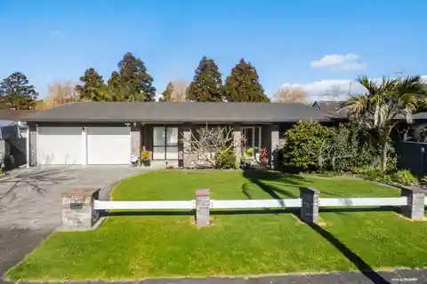 Entertainer’s Paradise Steps from Eastern Beach