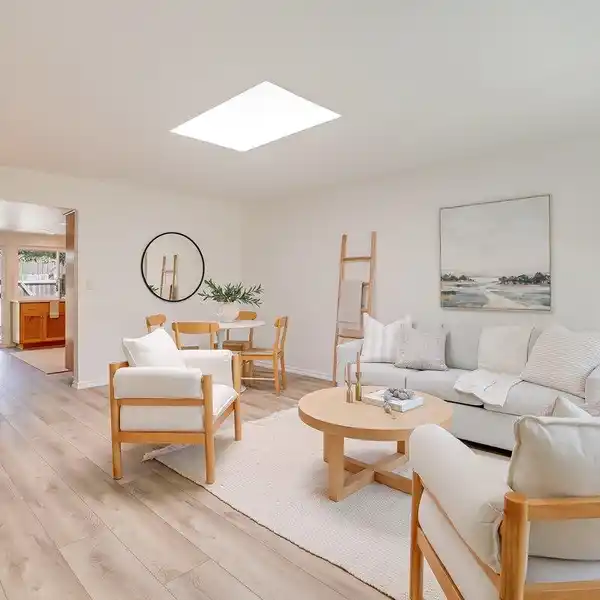 BRIGHT CORNER UNIT WITH PRIVATE PATIO