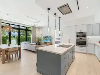 Luxury Garden Residence Steps from Seven Mile Beach