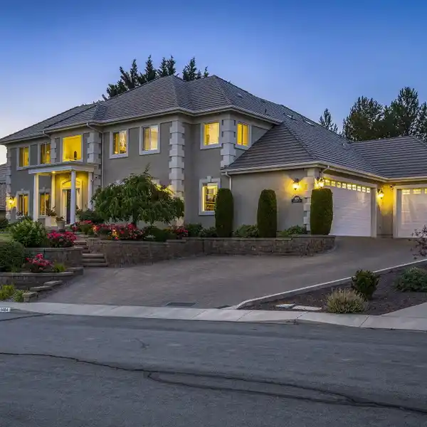 COMFORT AND ELEGANCE ON A PEACEFUL CUL-DE-SAC