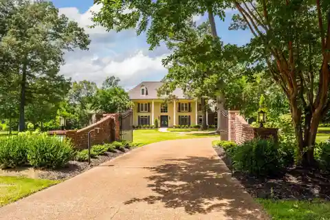 Elegant Country Escape with Lavish Amenities