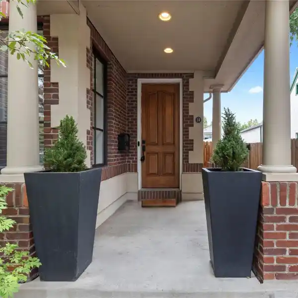 GORGEOUS SOUTHERN LIGHT-FILLED TOWNHOME