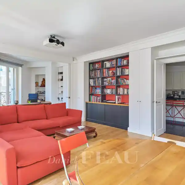 LOVELY APARTMENT IN A VIBRANT LOCATION
