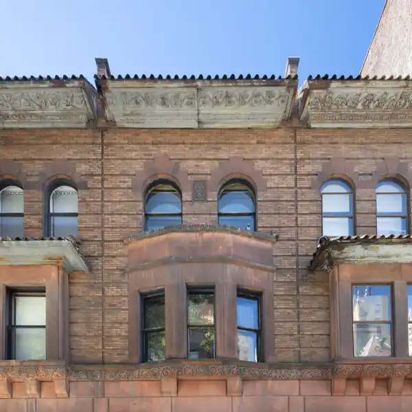 DISTINGUISHED SINGLE-FAMILY TOWNHOUSE