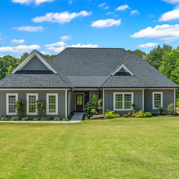 ESCAPE TO THE TRANQUILITY OF COUNTRY LIVING