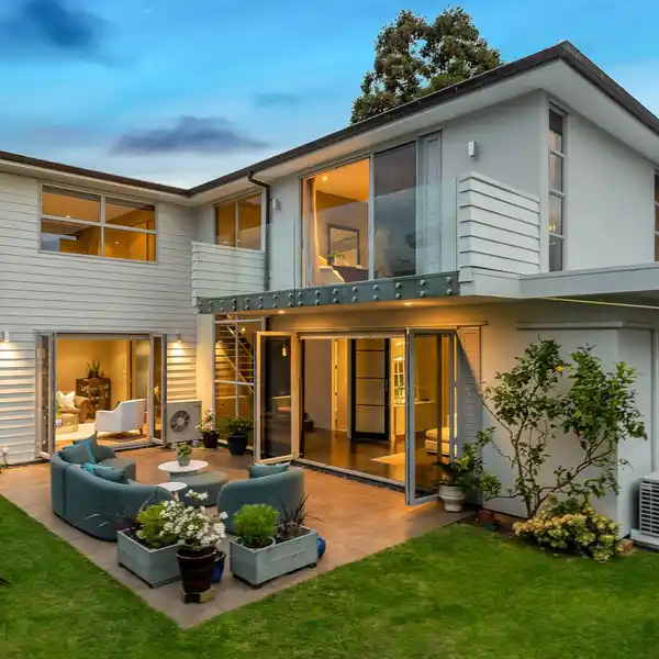 FAMILY LIVING ON A TRANQUIL STREET