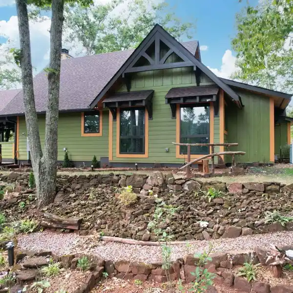 15-PLUS-ACRE MOUNTAINTOP OASIS