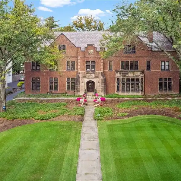 REMARKABLE LIGHT-FILLED JACOBEAN TUDOR