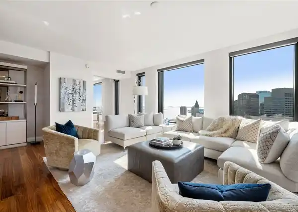 HIGH-FLOOR HOME IN THE SUDBURY