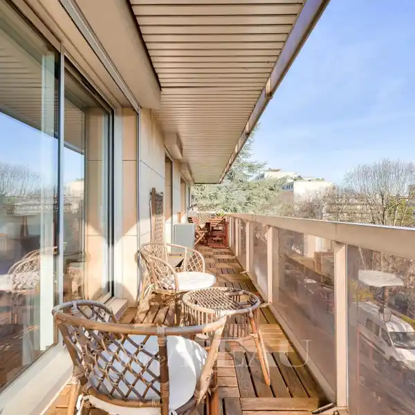 SPACIOUS FULL-FLOOR FIVE BEDROOM APARTMENT