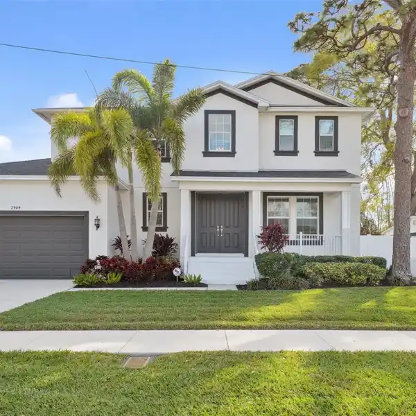 SPACIOUS RESIDENCE STEPS FROM BAYSHORE