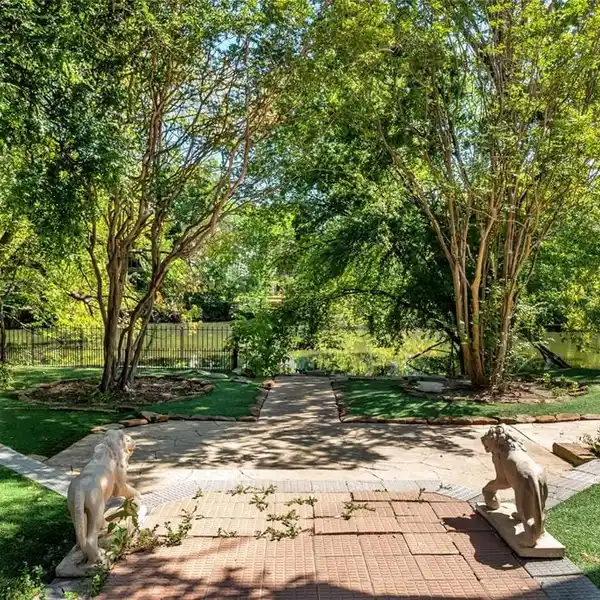 PRIME PROPERTY IN PRESTIGIOUS PRESTON HOLLOW