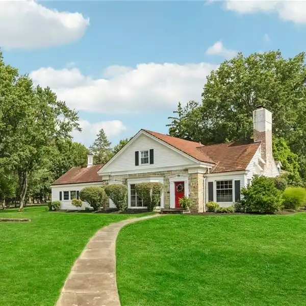 DELIGHTFUL RESIDENCE IN LYNDHURST PARK ESTATES