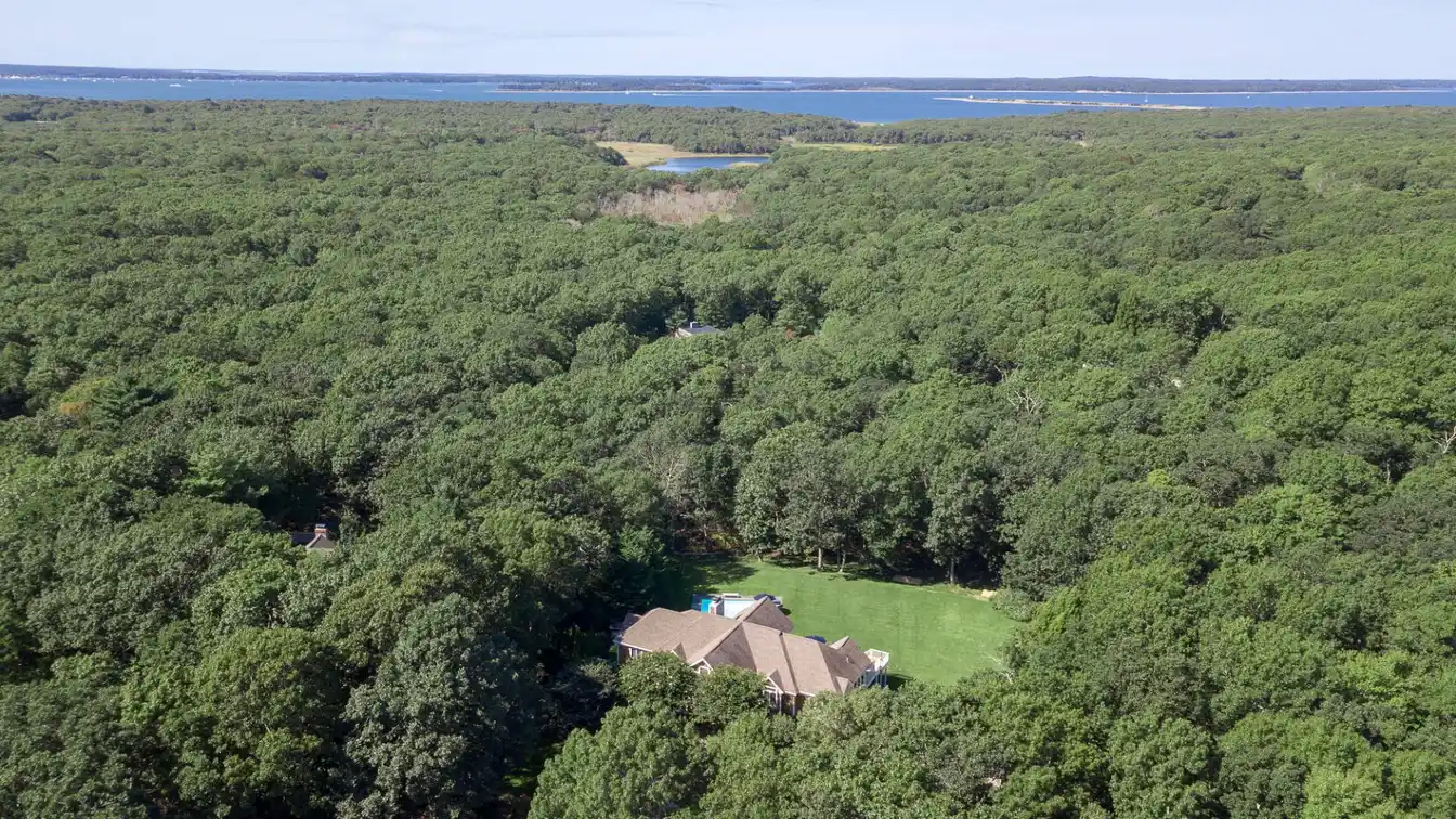 Beautiful Traditional Home in Lovely Woodland Setting
