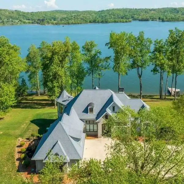 PANORAMIC LAKE VIEWS IN GRANDE VISTA BAY