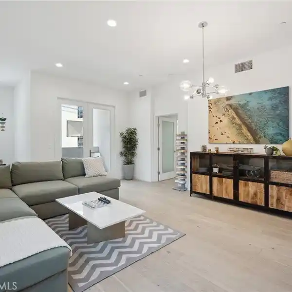 GORGEOUS NEW HOLLYWOOD CONDOMINIUM