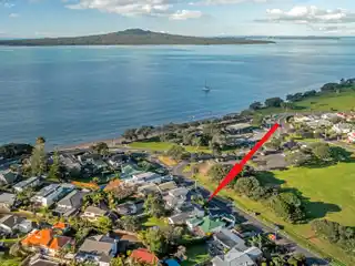 Sun-Filled Coastal Home Near Narrow Neck Beach