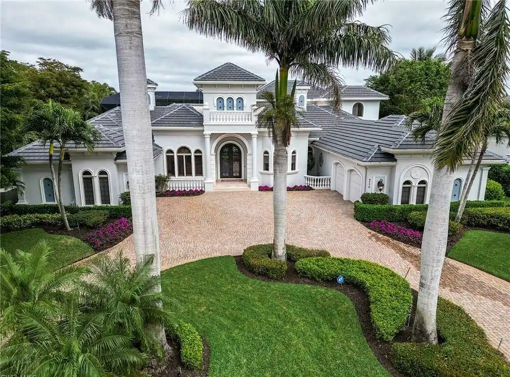 Spectacular Home in Exclusive Lake Forest